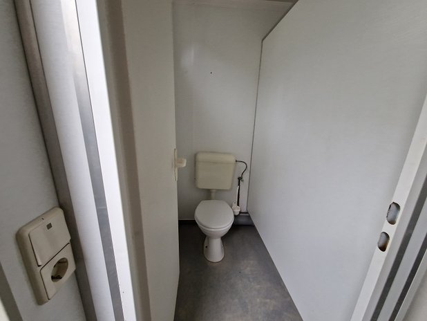 Kleiner gebrauchter Toilettencontainer 10' - 3 x 2,4 m - mit 2 WCs und 3 Urinalen