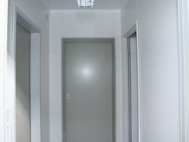 Gebrauchter Toilettencontainer 20' - 6x2,4 m - D/H mit Gang & Vorraum