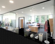 Neue Büros mit Glas und ergonomischen Arbeitsplätzen